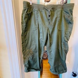 EUC Size 1X Terra & Skye Olive Green Cargo Capris with Flower Embroidery